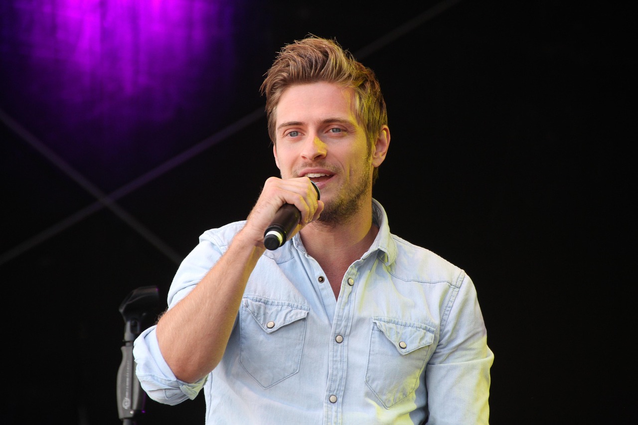 Jörn schlönvogt, actor, singer — "Discover Convenient Access to Games on MPO007"